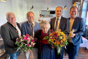Landesrat Dr. Leonhard Schneemann (2.v.r.) überbrachte die besten Glückwünsche an Jubilarin Hedwig Jost (Mitte). Mit ihm stellten sich auch der Heiligenkreuzer Bürgermeister Eduard Zach (2.v.l.), Vizebürgermeister Georg Pataki (l.) und Landtagsabgeordneter, Bürgermeister von Mühlgraben, Fabio Halb (r.) mit Gratulationen ein.
