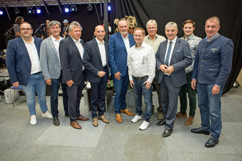 Landeshauptmann Hans Peter Doskozil (5.v.l.) mit allen Ehrengästen bei der Jubiläumsfeier des TC Güttenbach.
