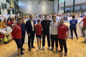 Mario Schindler, Bernd Talos, Landesrat Heinrich Dorner, Sebastian Bock, Niklas Öhlerer, Christopher Szentkiralyi und Marc Bock.