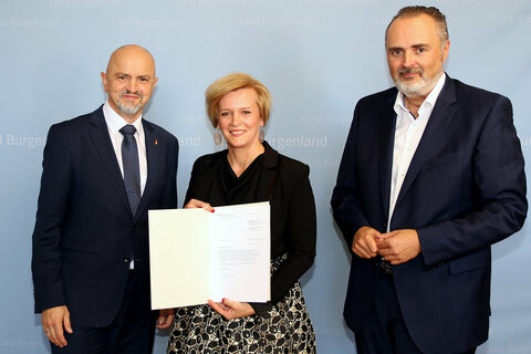 Landeshauptmann Hans Peter Doskozil und Bildungsdirektor Heinz Josef Zitz (li.) mit der neuen FI für Religionsunterricht Kroatischer Sprache an APS Katja Marth, BEd