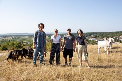 Landeshauptmann-Stellvertreterin Anja Haider-Wallner besuchte den Biohof Erharth in Donnerskirchen. Auf dem Foto von links: Matthias Erharth, Landeshauptmann-Stellvertreterin Anja-Haider Wallner, Simon Erharth und Marelli Asamer-Handler.