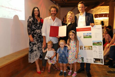 Landeshauptmann-Stellvertreterin Mag.a Astrid Eisenkopf überreichte Juri Troy (juri troy architects) im Beisein der Bauherrenfamilie Schneider den Architekturpreis für den Streckhof mit Schnapsbrennerei in Weingraben.