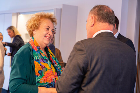 Landtagspräsidentin Verena Dunst mit Mag. Dr. Stephan Sharma, CEO Burgenland Energie und Rainhard Czerny, CFO Burgenland Energie mit den BotschafterInnen