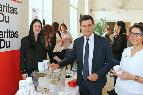 Soziallandesrat Christian Illedits und Caritas-Direktorin Mag.a. Edith Pinter unterstützen die Caritas-Aktion „Coffee to help“.