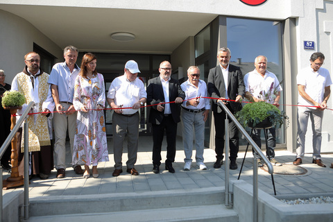 Das neue Gemeindezentrum in Nikitsch wurde offiziell durch das Durchschneiden der Schleife eröffnet.