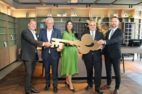 Offizielle Schlüsselübergabe an Hoteldirektor Markus Ernst: v.l. Markus Ernst, General Manager Hotel Galántha, Bgm. LAbg. Mag. Thomas Steiner, LH-Stv.in Mag.a Astrid Eisenkopf, DI Matthias Grün, Vorstand der Esterhazy Stiftungen, Mag. Jürgen Narath, Leitung Esterhazy Immobilien