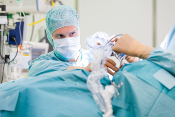 Günter Feigl, Primar der Abteilung für Minimalinvasive Neurochirurgie/Wirbelsäulenzentrum, bei einem Eingriff im OP der Klinik Oberwart.