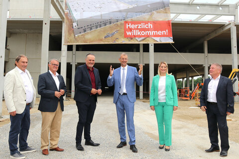 Bei der Gleichenfeier für das XXXLutz Zentrallager in Zurndorf. V.l: Bgm. LAbg. Werner Friedl, LH a.D. Hans Niessl, LH Hans Peter Doskozil, XXXLutz Unternehmenssprecher Thomas Saliger, LRin Daniela Winkler und Alois Knauseder, Leiter der XXXLutz Bauabteilung