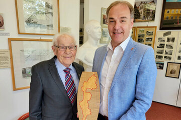 Landesrat Dr. Leonhard Schneemann gratulierte Helmut Sillner (v.r.) zu seiner 3.000 Führung im Kurmuseum Bad Tatzmannsdorf.