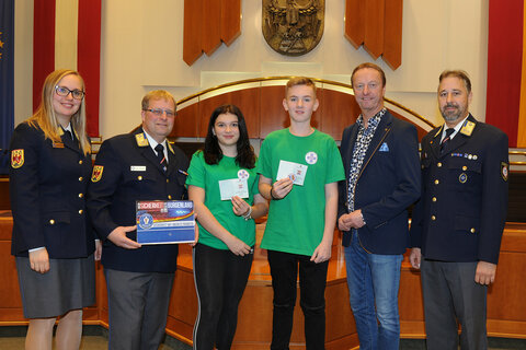 LH-Stv. Johann Tschürtz und ÖWR Burgenland-Präsident Stefan Ferschich gratulieren Katharina Vrabetz und Frederik Windisch.