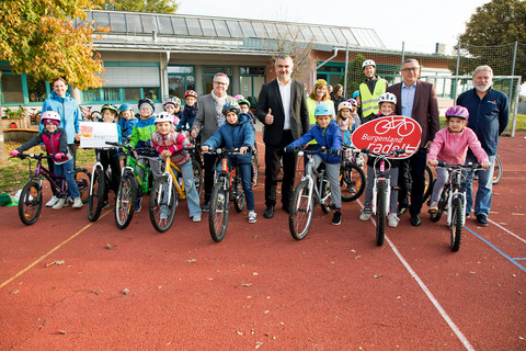 Landesrat Mag. Heinrich Dorner gratulierte den Schülerinnen und Schülern sowie Lehrerinnen und Lehrern der Volksschule Breitenbrunn zum Gewinn Bester Neueinsteiger bei „Österreich radelt zur Schule“.