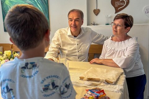 Landesrat Dr. Leonhard Schneemann: „Ein sozialpolitischer Meilenstein macht Pflegeeltern zu gleichwertigen Partnern im Kinderschutz“.