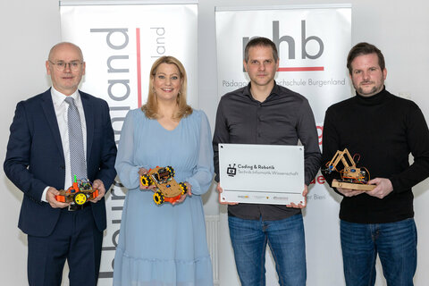 Landesrätin Winkler bei der Präsentation von Computerprogrammen der SchülerInnen