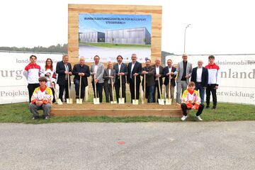 Sportstaatssekretärin Michaela Schmidt, Sportlandesrat Heinrich Dorner, Bürgermeister LAbg. Jürgen Dolesch und ÖRSV-Präsident Andreas Freiberger beim Spatenstich für das neue Bundesleistungszentrum Rollsport in Stegersbach.