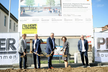 Vizebürgermeister Johann Heisz, Bürgermeister Rudolf Geißler, Landeshauptmann Hans Peter Doskozil, 1. Vizebürgermeisterin, LAbg. Elisabeth Trummer und Architekt Günter Klein (v.l.)