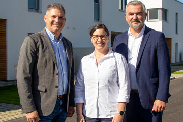 Bürgermeister Andreas Rotpuller. SOWO-Geschäftsführerin Melanie Piskernik und Wohnbaulandesrat Heinrich Dorner bei der offiziellen Übergabe der fertiggestellten SOWO-Wohneinheiten in Trausdorf.