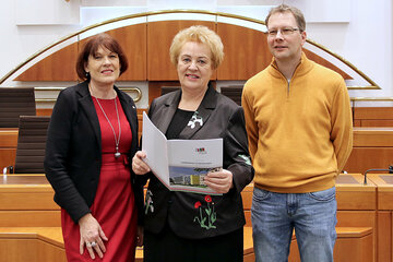 Stellten anlässlich 90 Jahre Landhaus die Broschüre "Geschichte(n) eines Hauses" vor: Dr. Christine Teuschler, GF VHS Burgenland, LTPräs.in Verena Dunst, Mag. Michael Achenbach