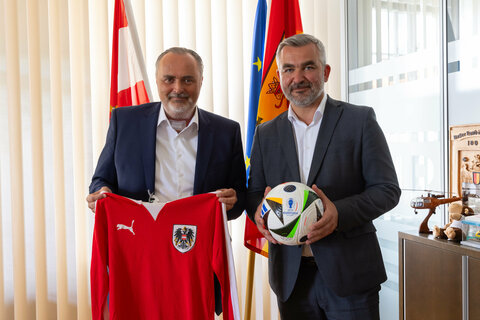 LH Hans Peter Doskozil mit der Original-Dress des ehemaligen ÖFB-Teamspielers Gerhard Breitenberger vom historischen 3:2 Österreichs gegen Deutschland in Cordoba bei der Fußball-WM 1978 in Argentinien, das am 21. Juni, dem Geburtstag des Landeshauptmanns, stattfand.