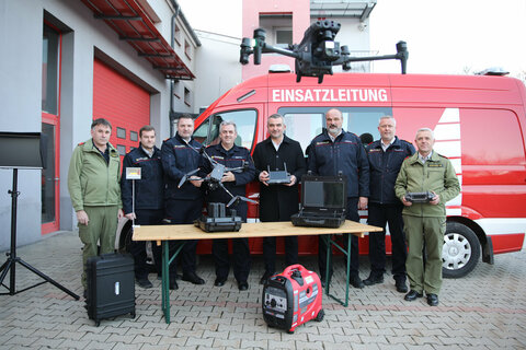 Übergabe von zwei Drohnen an den Landesfeuerwehrverband. V.l.: FF-Kdt. Pin-kafeld Kurt Tripamer, FF-Kdt. Rust ABI Christoph Freiler, Landesfeuerwehrdirektor Sven Karner, Landesfeuerwehrkommandanten-Stv. LBDS Martin Reidl, LR Mag. Heinrich Dorner, Landesfeuerwehrkommandant LBD Ing. Franz Kropf, Geschäftsstellenleiter BR Ing. Micha-el Hauser MSc, Sachgebietsleiter Drohnen HBI Dipl.-Ing. Martin Ulreich