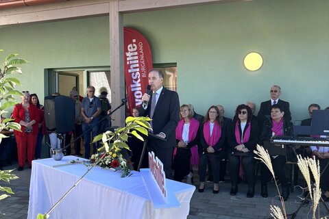 Soziallandesrat Leonhard Schneemann bei der Eröffnung des Pflegestützpunktes Gerersdorf-Sulz im Ortsteil Rehgraben.