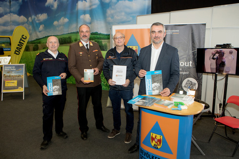 Bezirksfeuerwehrkommandant OBR Wolfgang Kinelly, Landesfeuerwehrkomandant LBD Ing. Franz Kropf, Geschäftsführer Martin Bierbauer (Bevölkerungsschutz Burgenland) und Landesrat Mag. Heinrich Dorner (v.l.).