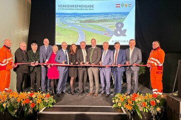 DI Andreas Fromm, Geschäftsführer Asfinag, DI Alexander Walcher, Geschäftsführer Asfinag, LAbg. Verena Dunst, Landeshauptmann Stv. (Stmk.) Anton Lang, Mag. Christopher Drexler, Landeshauptmann Steiermark, Asfinag-Vorstand Hartwig Hufnagl, Baulandesrat Mag. Heinrich Dorner, Labg. Wolfgang Sodl und Franz Jost, Bürgermeister Fürstenfeld.