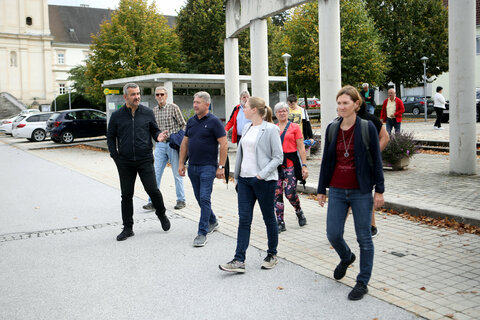 Landesrat Mag. Heinrich Dorner spazierte mit der Bevölkerung anlässlich der Ge(H)spräche durch Lockenhaus.