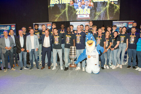 Sportlandesrat Mag. Heinrich Dorner (5.v.l.) mit der Meistermannschaft, Unger Steel Gunners Oberwart-Präsident und Schriftführer Wolfgang Steflitsch (l.) sowie allen anwesenden Funktionären, Ehrengästen und Sponsoren bei der Meisterfeier in der Sporthalle Oberwart.