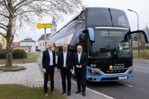 Landesrat Heinrich Dorner (im Bild Mitte), Gesamtverkehrskoordinator Peter Zinggl (links im Bild) und VBB-Geschäftsführer Wolfgang Werderits zogen Bilanz über den Ausbau des öffentlichen Verkehrs in den letzten Jahren.