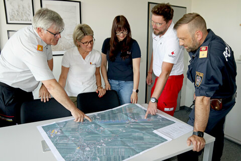 Bezirksfeuerwehrkommandant OBR Anton Kandelsdorfer, Bezirkshauptfrau Mag.a Ulrike Zschech und ihre Stellvertreterin Mag.a Bianca Riba von der BH Neusiedl am See, Florian Feldmann, Dienstführender der Rot-Kreuz-Bezirksstelle Neusiedl am See, und Mjr. Thomas Peck, BA, BPK Neusiedl am See.