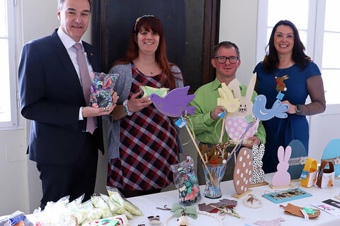 Landesrat Dr. Leonhard Schneemann (l.) eröffnete den 1. Ostermarkt im Landhaus. Mit ihm am Foto: Caritas Burgenland-Direktorin Mag. (FH) Melanie Balaskovics (r.) sowie Erika und Ladi (Mitte).