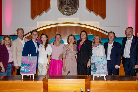 Landeshauptmann Hans Peter Doskozil, Landtagspräsidentin Astrid Eisenkopf und Krebshilfe-Burgenland-Geschäftsführerin Andrea Konrath mit Kulturbetriebe-Burgenland-Geschäftsführerin Claudia Priber, Generalintendant Alfons Haider, den beiden Musicalstars Nienke Latten und Aeneas Hollweg, Künstlerin Christina Horvath alias tinski, die mit ihren Bildern inspirierte, sowie Oberärztin Dr. Doris Glocknitzer-Mad, Leiterin des Brustgesundheitszentrums im Krankenhaus der Barmherzigen Brüder in Eisenstadt, und Primarius Dr. Erich Willhuber, dem ärztlichen Leiter der Klinik Güssing, bei der Pink Ribbon Matinee, die ganz im Zeichen der Bewusstseinsbildung in Bezug auf die Krebsvorsorge stand.