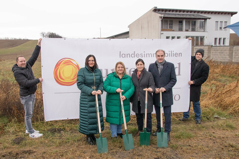Spatenstich mit Landeshauptmann-Stellvertreterin Mag.a Astrid Eisenkopf, Bgm.in Isabella Radatz-Grauszer, SOWO-Geschäftsführerin Melanie Piskernik und Soziallandesrat Dr. Leonhard Schneemann