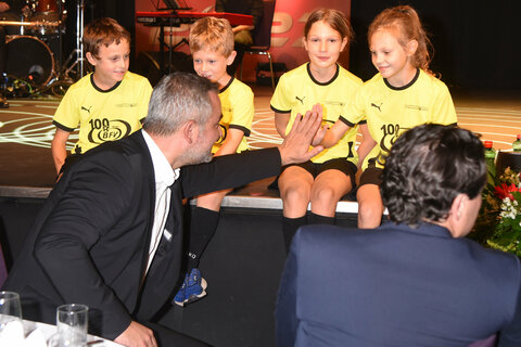 High Five mit Burgenlands Fußball-Nachwuchs: Landesrat Heinrich Dorner bei der Jubiläums-Gala 100 Jahre Burgenländischer Fußballverband.