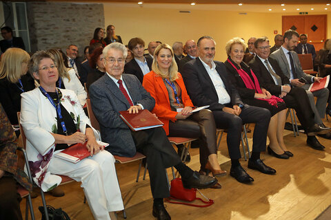 GRÜNEN-Klubobfrau Landtagsabgeordnete Regina Petrik, Bundespräsident außer Dienst Heinz Fischer, Bildungslandesrätin Daniela Winkler, Landeshauptmann Hans Peter Doskozil, Landtagspräsidentin Verena Dunst, Austria Centre for Peace-Präsident Bundesminister außer Dienst Norbert Darabos und Austria Centre for Peace-Direktor Moritz Ehrmann (v.l.) im Zuge der Veranstaltung auf Burg Schlaining.