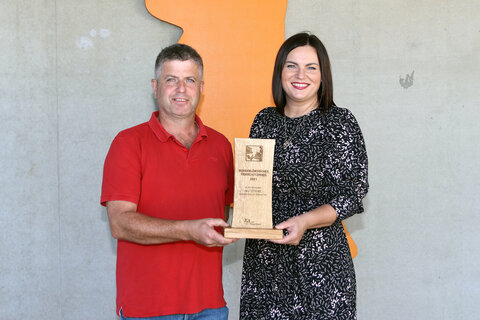 Landeshauptmannstellvertreterin Astrid Eisenkopf mit Martin Eder aus Leithaprodersdorf, Preisträger „Konventionelle Tierhaltung - wirtschaftliche Haltung einer alternativen Nutztierart”