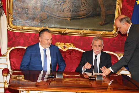 Hans Peter Doskozil wurde in der Wiener Hofburg von Bundespräsident Alexander Van der Bellen auf die Österreichische Verfassung angelobt