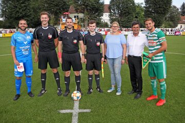 Landesrat Christian Illedits (r.) mit Sponsor Lisa-Maria Fuith-Rakowitz (3.v.r.) sowie den beiden Kapitänen Dominik Luif (l., Pinkafeld) und Maximilian Hoffmann (r., Rapid) und dem Schiri-Team Davor Divkovic (2.v.l.), Albert Wandl (3.v.l.) und Jan-Uwe Thiel (Mitte).