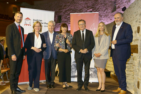Bei der Eröffnung (v.l.n.r.): ACP-Direktor Moritz Ehrmann, Klimaschutzministerin Leonore Gewessler, Bundespräsident a.D. Heinz Fischer, Prof. Luèka Kajfež Bogataj (University of Ljuibljana, IPCC), ACP-Präsident Norbert Darabos, stv. ACP-Direktorin Eva Huber, Landeshauptmann Hans Peter Doskozil