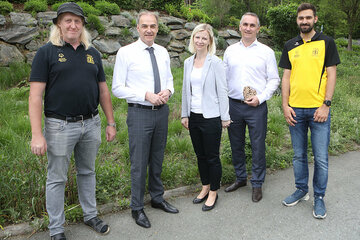 Betreuer Ernst Lueger (Betreuung Sport), Landesrat Dr. Leonhard Schneemann, Leiterin Carina Klampfl, MBA, Bürgermeister Mag. Markus Szelinger und Betreuer Sebastian Koller (Betreuung der Arbeitsgruppe Hella, Betreuung Sport) (v.l.).