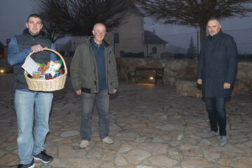 LH Doskozil bei Geschenkübergabe