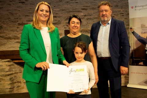 Bildungslandesrätin Daniela Winkler überreichte gemeinsam mit Bildungsdirektor Alfred Lehner die Urkunde an die teilnehmenden Schulchöre.