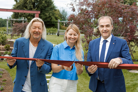 Landesrat Dr. Leonhard Schneemann (r.) eröffnete gemeinsam mit Karl und Nikola Reiter den neuen japanischen Spa-Bereich im Reiters Supreme Hotel Bad Tatzmannsdorf.