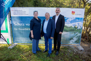 Infrastrukturlandesrat Mag. Heinrich Dorner mit Sektionschefin Monika Mörth, MAS vom Bundesministerium für Land- und Forstwirtschaft, Klima- und Umweltschutz und Regionen und Wasserwirtschaft (l.) sowie Bürgermeister Wilfried Bruckner (Mitte) im Zuge der Eröffnung des neuen Rückhaltebeckens in Riedlingsdorf.
