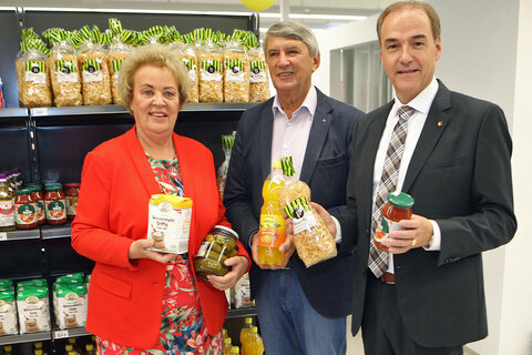 Landesrat Leonhard Schneemann (r.) mit Volkshilfe Burgenland-Präsidentin Verena Dunst und Güssings Bürgermeister Vinzenz Knor (v.l.) im neuen Sonnenmarkt in Güssing.