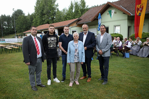 Bürgermeister Marc Hoppel (l.), Landeshauptmann Hans Peter Doskozil (2.v.r.) und Vizebürgermeister Johannes Pfeffer (r.) mit der Mutter und den beiden Söhnen des verstorbenen Vizebürgermeisters Ernst Michalek.