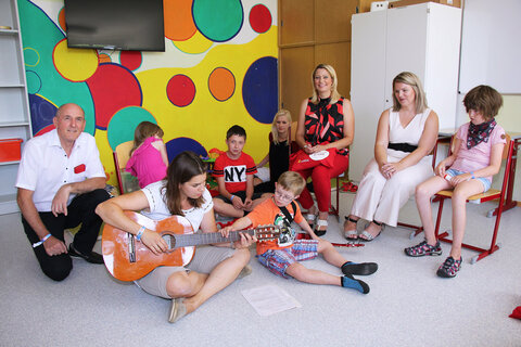 Mag.a (FH) Daniela Winkler, Landesrätin für Familien, Kinder und Jugend, Alexandra Gager, Landesvorsitzende der Kinderfreunde Burgenland, Caroline Kolonovits, Geschäftsführerin der Kinderfreunde Burgenland, und Bürgermeister Josef Ziniel besuchten das Feriencamp der Kinder mit besonderen Bedürfnissen in Frauenkirchen