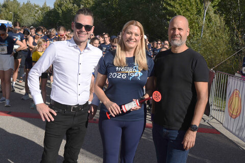 Peter Thier, Convention Manager der St. Martins Therme & Lodge, Landesrätin Daniela Winkler und Frauenkirchens Bürgermeister Hannes Schmid gaben den Startschuss zum 13. Burgenländischen Frauenlauf.