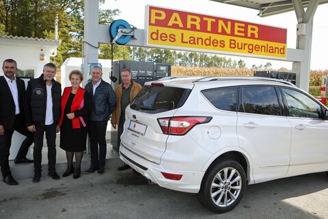 Landesrat Heinrich Dorner, Geschäftsführer Manfred Wagner, Landtagspräsidentin Verena Dunst, Vizebürgermeister Franz Eberhardt und SPÖ-Ortsparteiobmann Hannes Strauß (v.l.).