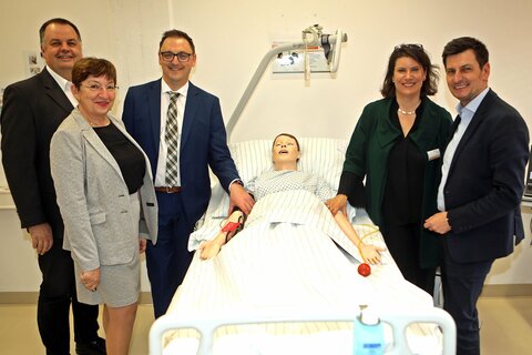 Pflegedirektor DGKP Andreas Schmidt MSc, Direktorin PDIR DGKS Renate Peischl MAS (Bereich Qualitätsmanagement, KRAGES), KRAGES-Geschäftsführer Mag. (FH) Harald Keckeis MPH, LL.M., GKPS-Direktorin DGKP Martina Reicher MSc und Landesrat Christian Illedits (v.l.).